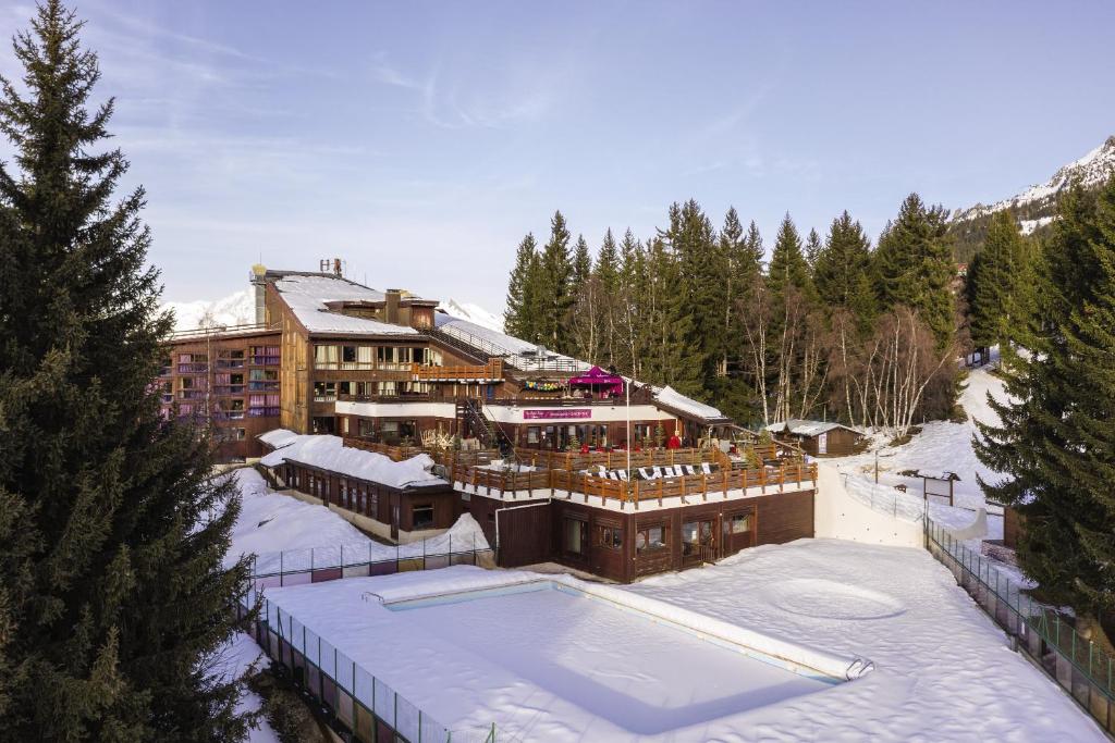 阿克1800Belambra Clubs Arc 1800 - Hôtel Du Golf的雪地滑雪小屋 - 带游泳池
