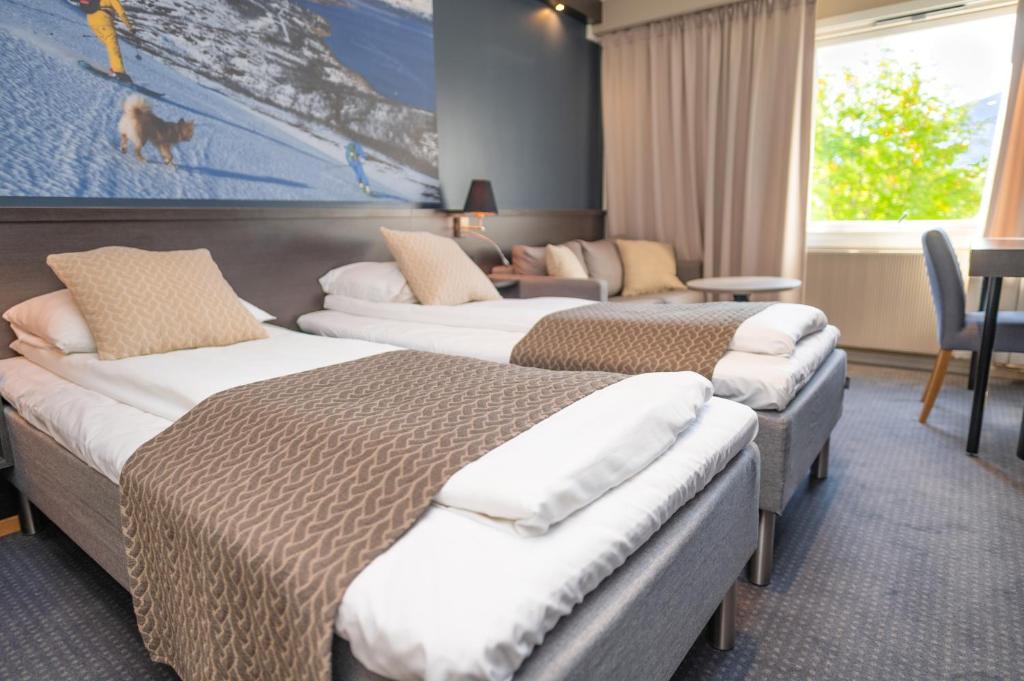 SkjervøyHotell Maritim Skjervoy的一间酒店客房,房间内设有三张床