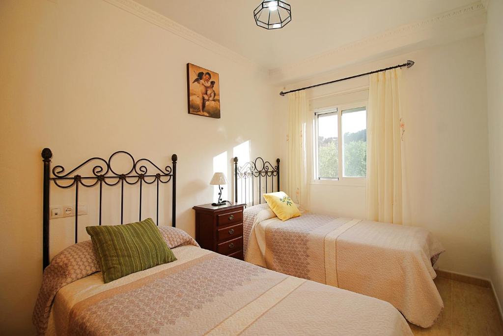 IgualejaCasa Pepa的一间卧室设有两张床和窗户。