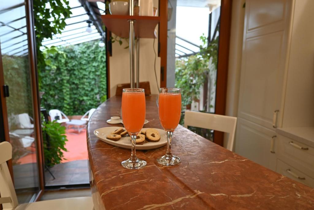 索非亚Villa Magicland的桌子上放两杯橙汁