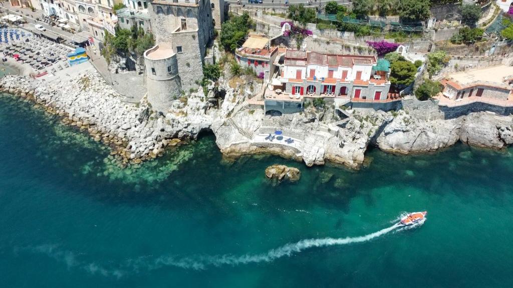 切塔拉Villa Levante - Direct Sea Access - Full Sea View - Amalfi Coast的水体中船只的空中景观