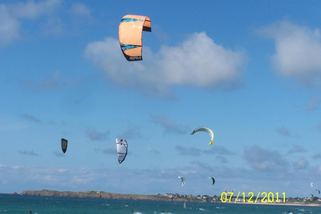 圣马洛Hotel De La Mer的一群风筝在空中飞越海洋