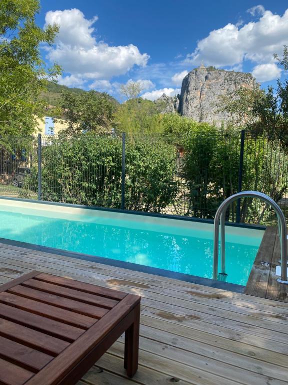 卡斯特拉讷弗雷德里克·密斯特拉营地酒店的旁边设有木凳的游泳池