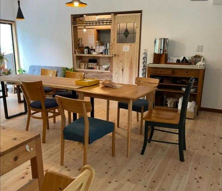 Inoそらやまゲストハウス Sorayama guesthouse的一间带木桌和椅子的用餐室