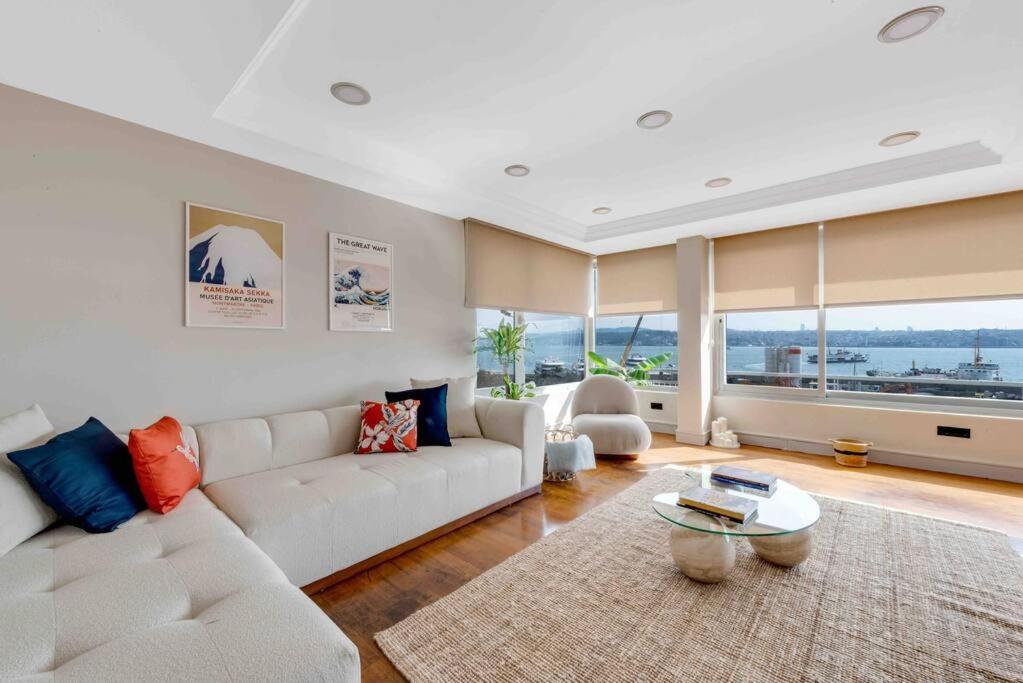 伊斯坦布尔Amazing Bosphorus View Apartment的客厅配有白色的沙发和桌子