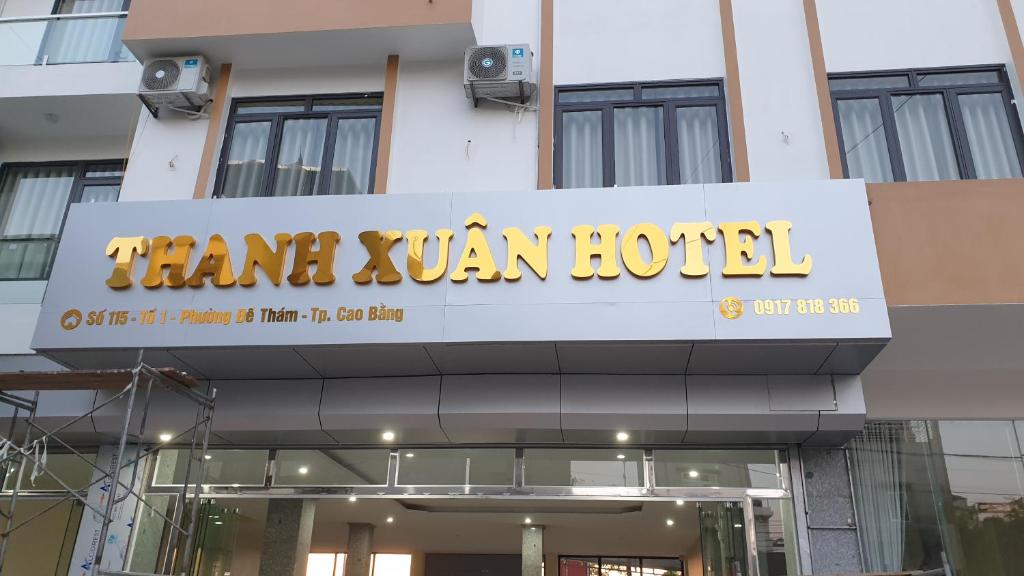 高平THANH XUÂN HOTEL的大楼前的酒店标志