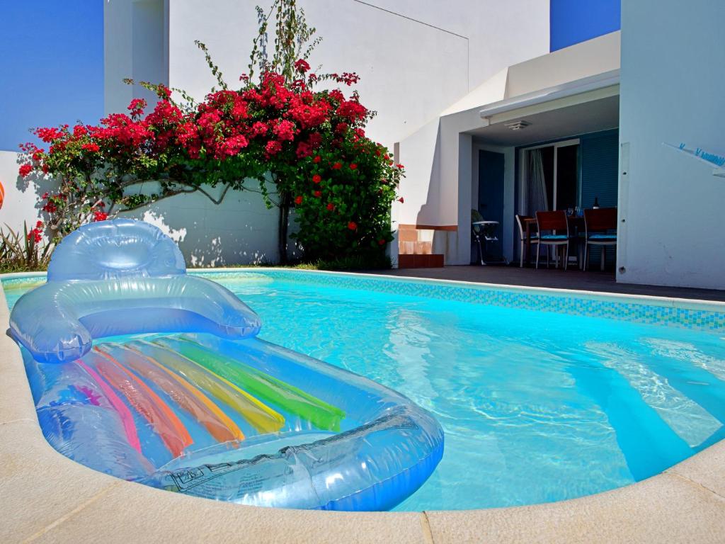 阿尔沃尔Casa da Prainha - private pool, next to the beach的游泳池,游泳池内有充气泳池面