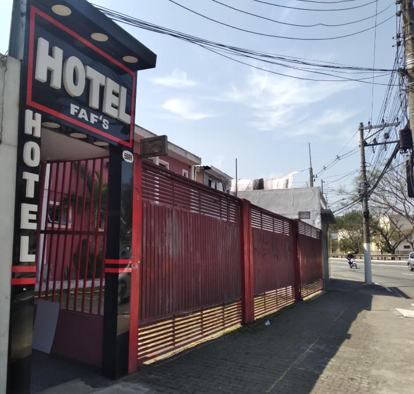 圣保罗Hotel Faf's的建筑一侧的酒店标志