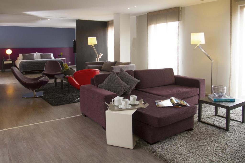 波哥大Central Apartamentos Bogotá的客厅配有沙发和桌子
