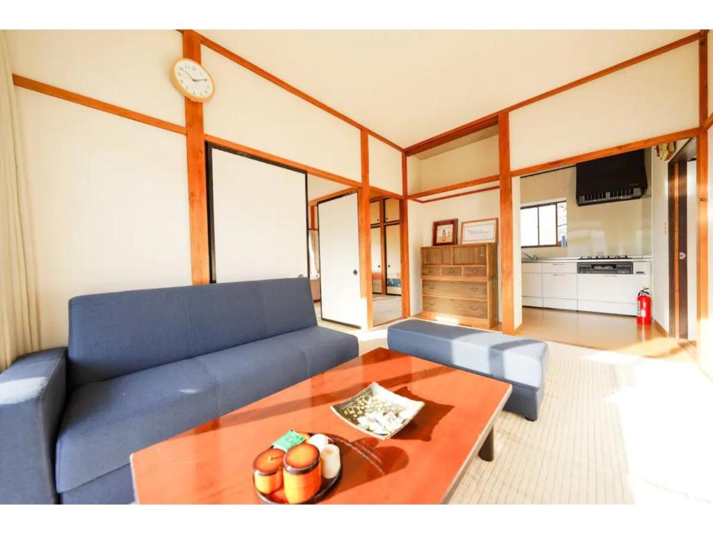 日光Second House Nikko - Vacation STAY 13408的客厅配有蓝色的沙发和桌子