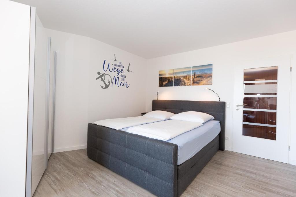 库克斯港Lord Nelson App. 302的白色墙壁的客房内的一张小床