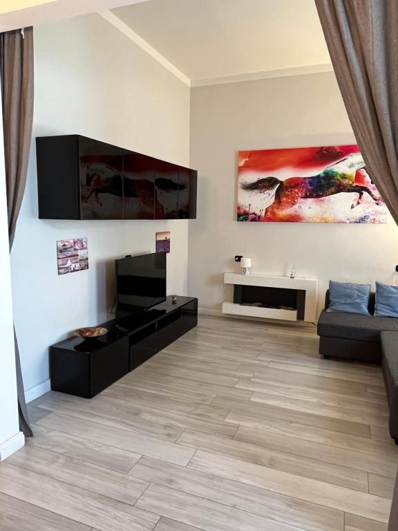 蒙特卡蒂尼泰尔梅Grazioso appartamento in zona centrale.的一间带电视和沙发的客厅