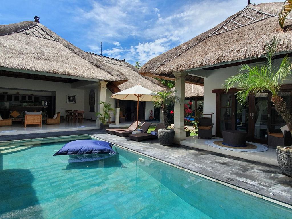 塞米亚克Beautiful Villa Indah的度假村别墅内的游泳池