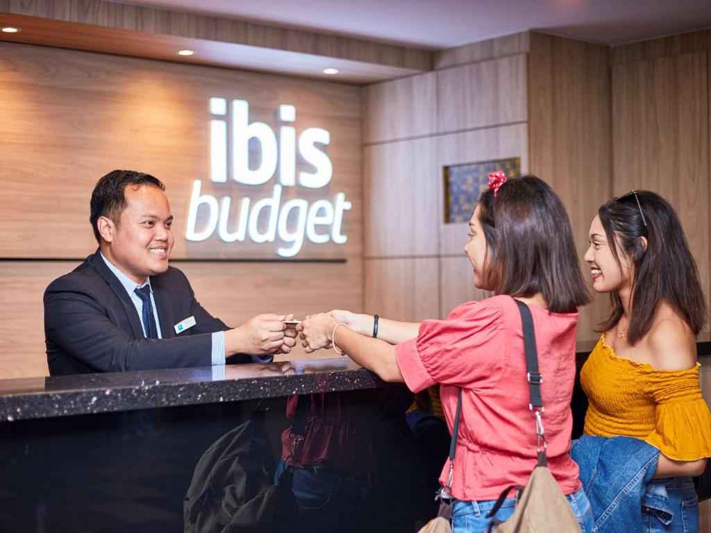 新加坡ibis budget Singapore Ruby的男人和两个女人握手在桌子上