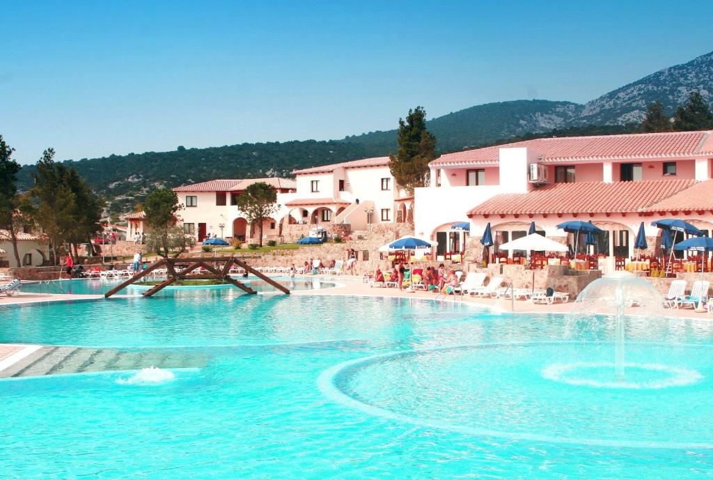 卡拉古诺内Club Esse Cala Gonone的度假村内一个蓝色的大泳池