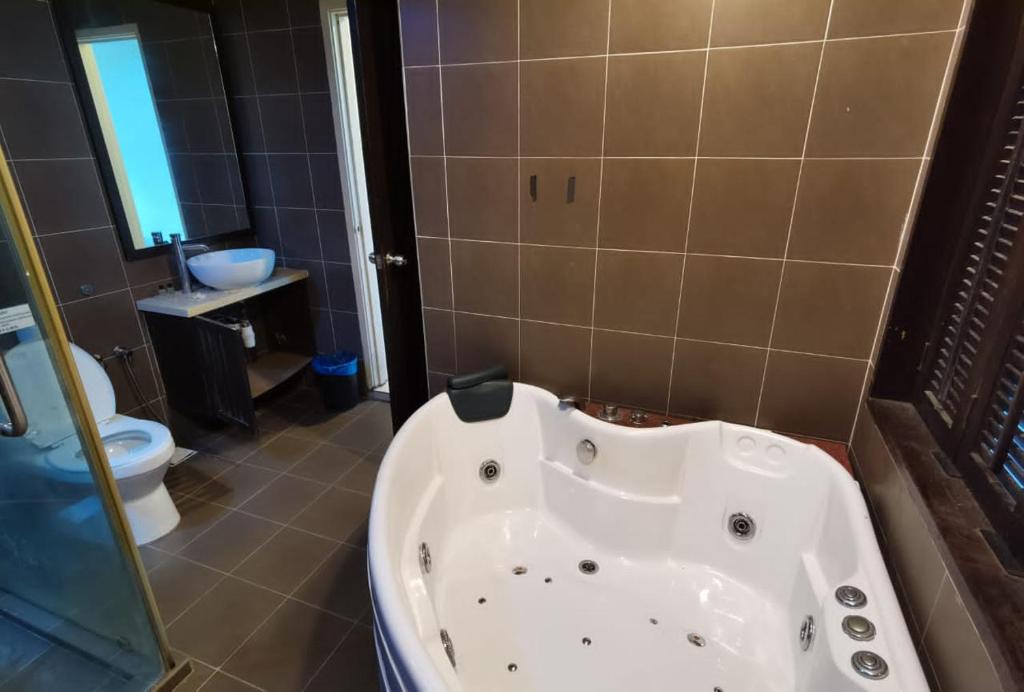 万津Relax studio的带浴缸、卫生间和盥洗盆的浴室