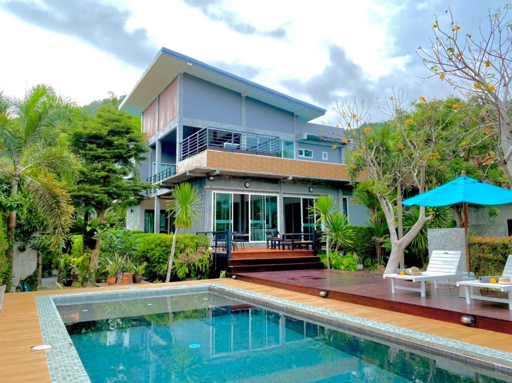 奥南海滩Siya Private Pool Villa Ao Nang的房屋前有游泳池的房子