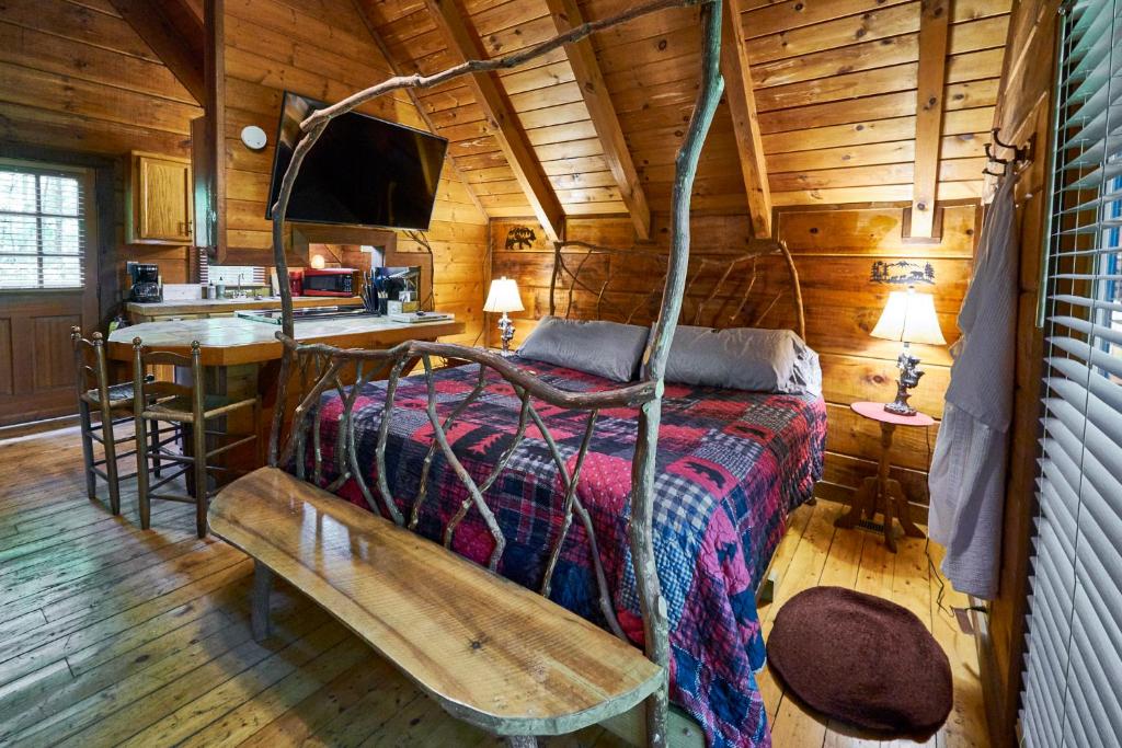 赛维尔维尔Wild Columbine - Gatlinburg Area Hottub Romantic Cabin的小木屋内一间卧室,配有一张床