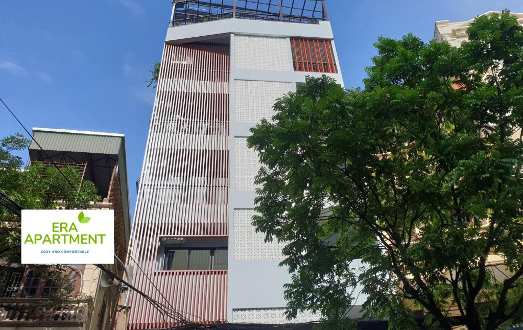河内Era Apartment Xuân Thuỷ的前面有标志的高楼