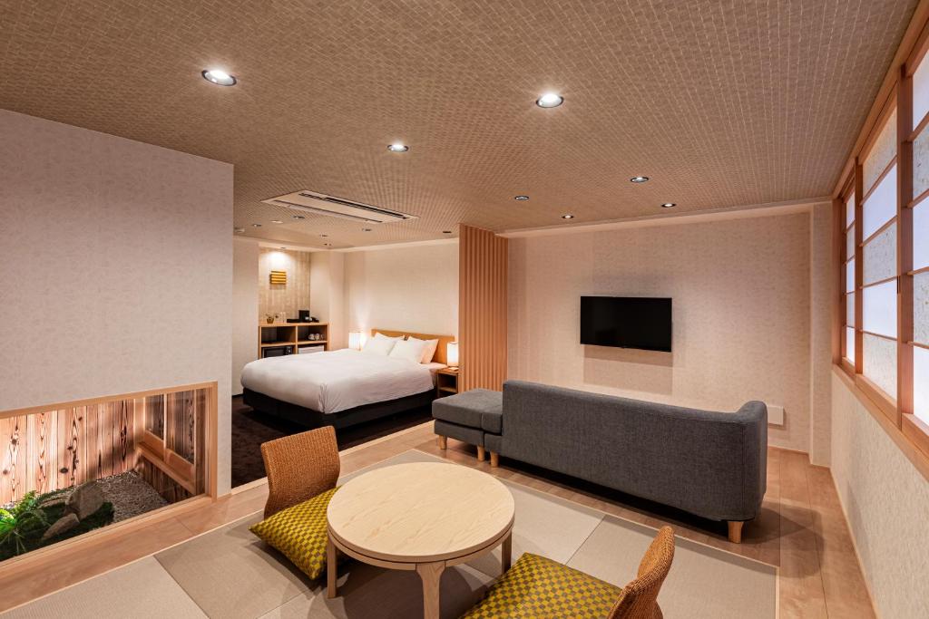 京都Rinn Gion Kenninji Villa的酒店客房配有一张床铺和一张桌子。