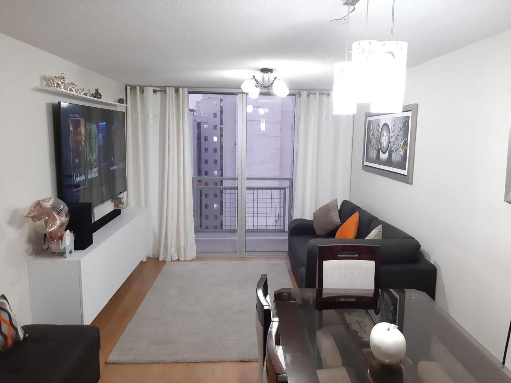 利马Piso 21 - Habitaciones en departamento - compartido的带沙发和电视的客厅