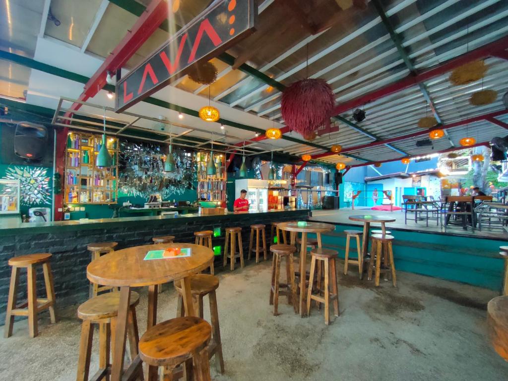 吉利特拉旺安吉利海滩勃姆旅舍的餐厅内带木桌和凳子的酒吧
