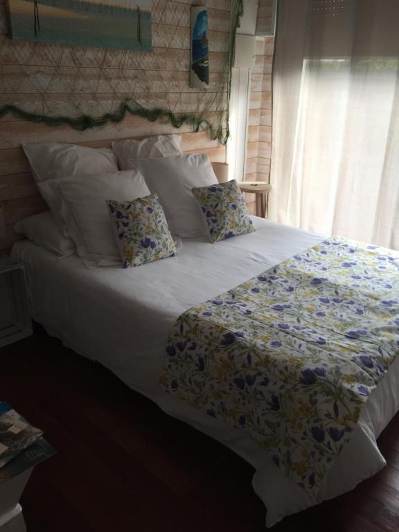 拉特斯特德布赫LA MAISON DES HIPPOCAMPES的一间卧室配有一张带枕头的大床