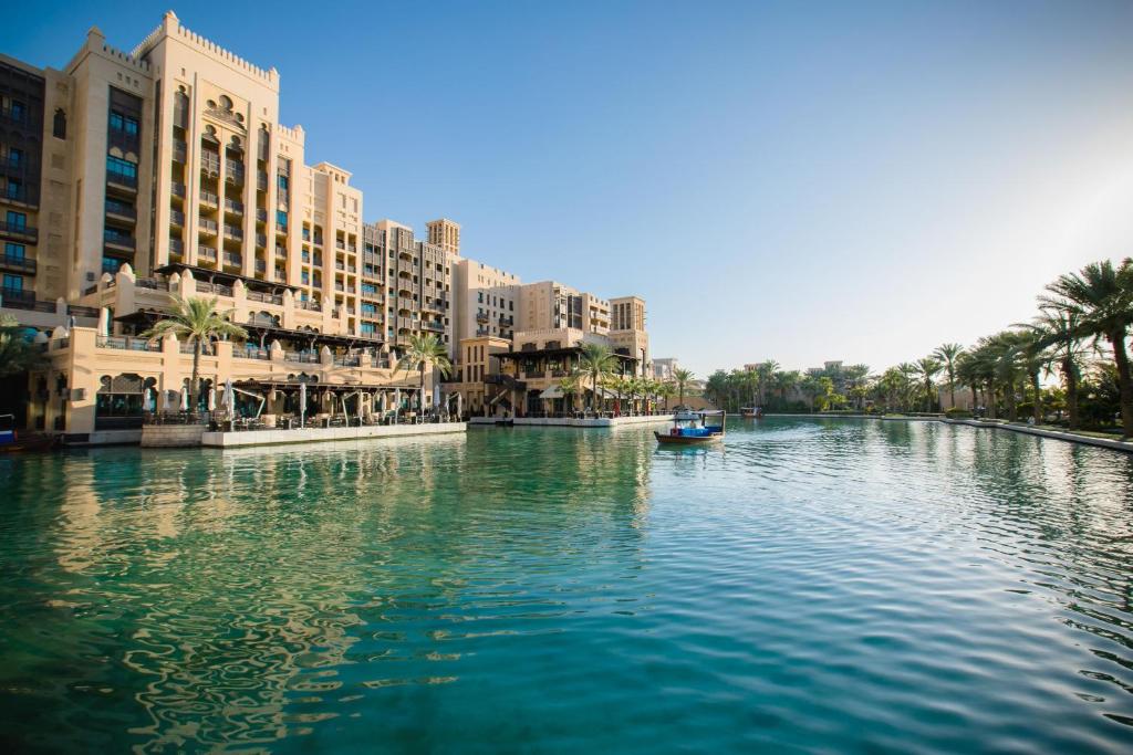 迪拜Jumeirah Mina Al Salam Dubai的城市中河流景观,建筑