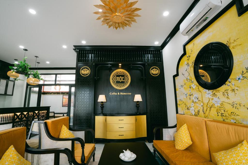 富国Mộc Homestay GrandWorld Phú Quốc的带沙发、椅子和桌子的客房