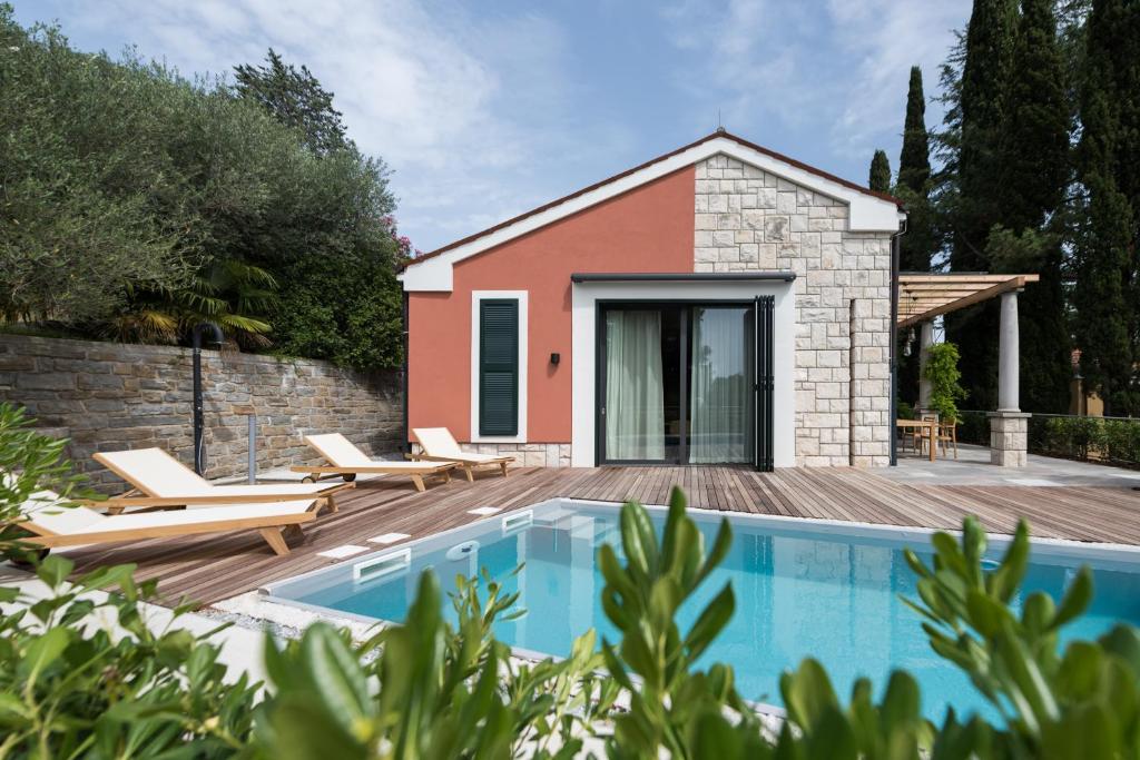 斯楚雅Vila Laguna Strunjan - Terme Krka的一座带游泳池和房子的别墅