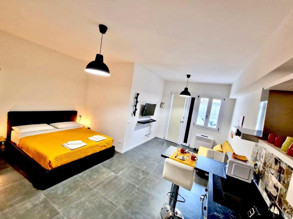 博洛尼亚FriendlyHouse的一间卧室配有黄色的床和一张书桌