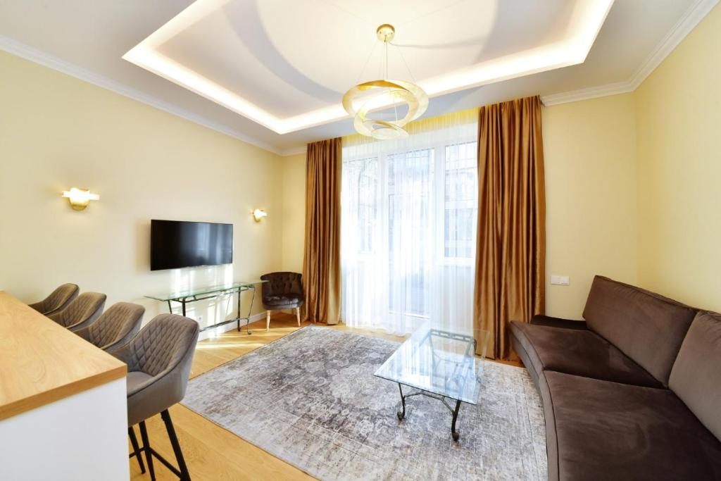 考纳斯Luxury Central Apartment in Putvinskio street的客厅配有沙发和桌子