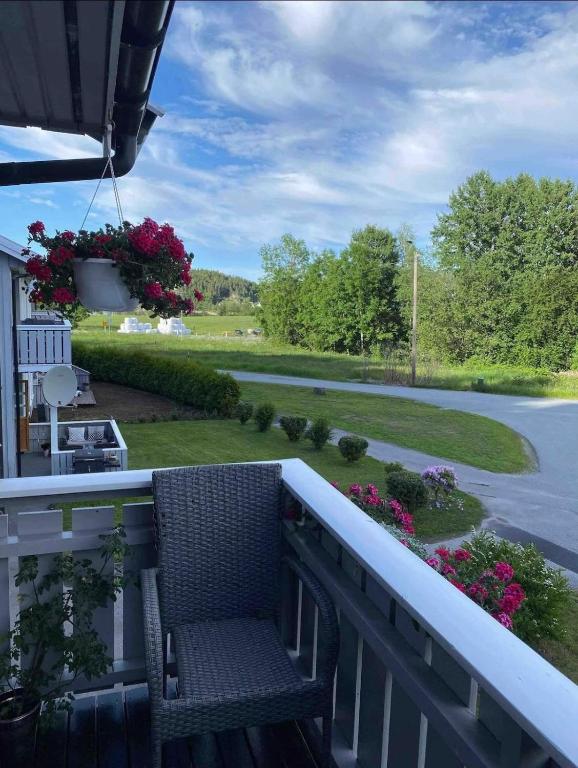 维尼斯拉Familievennlig leiligheten leies ut på Sørlandet.的阳台设有长凳,享有庭院的景致。