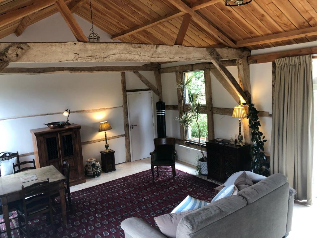 拉姆西The Barn的客厅配有沙发和桌子