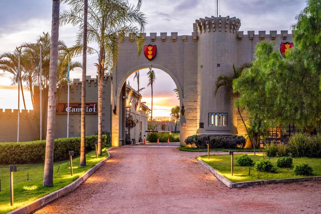 戈亚斯州上帕莱索卡米洛特旅馆的城堡建筑的入口