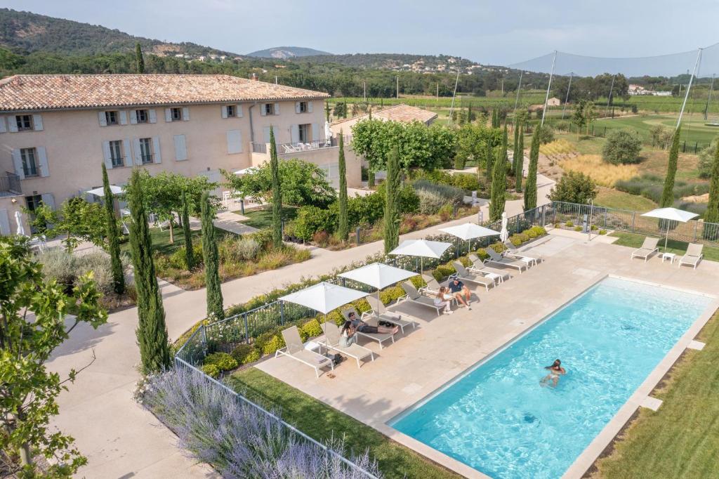 格里莫Clos des Oliviers Grimaud - Meublé de Tourisme的享有带游泳池的别墅的空中景致