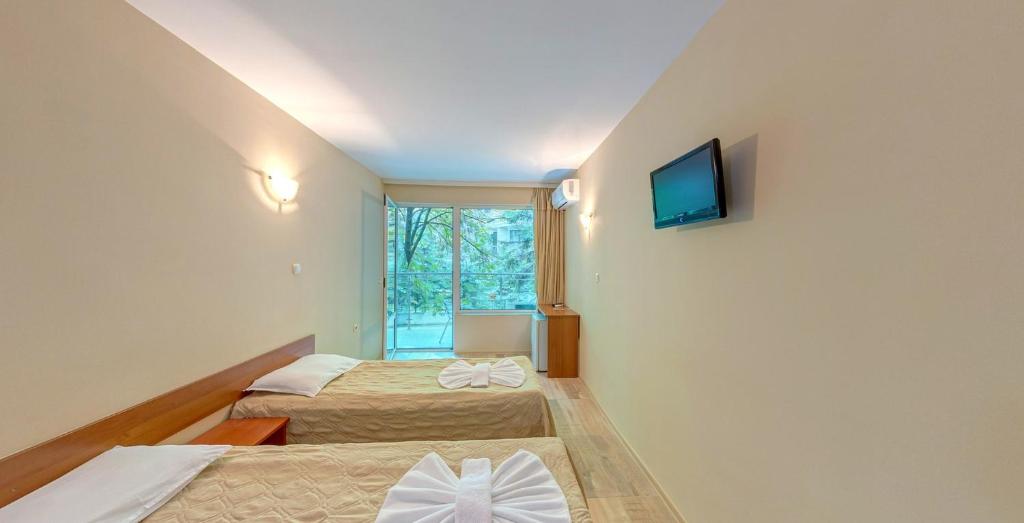 内塞伯尔Hotel Kamenec Budget的酒店客房设有两张床和电视。