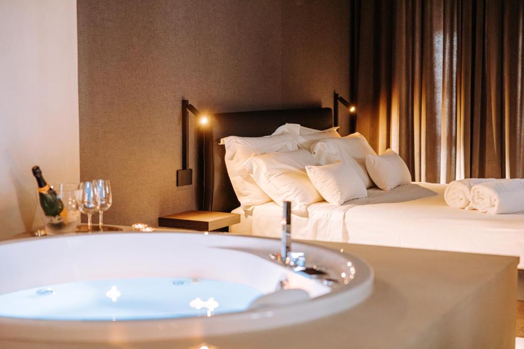 莫诺波利Suite1212 - Bandiera的带浴缸的浴室以及带两张床的卧室。