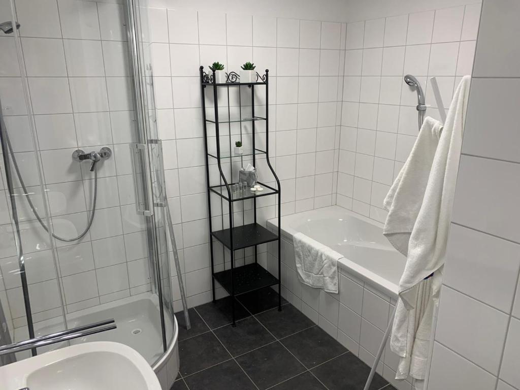 上陶恩Obertauern Fewo Top 12 by Kamper的带淋浴、卫生间和盥洗盆的浴室
