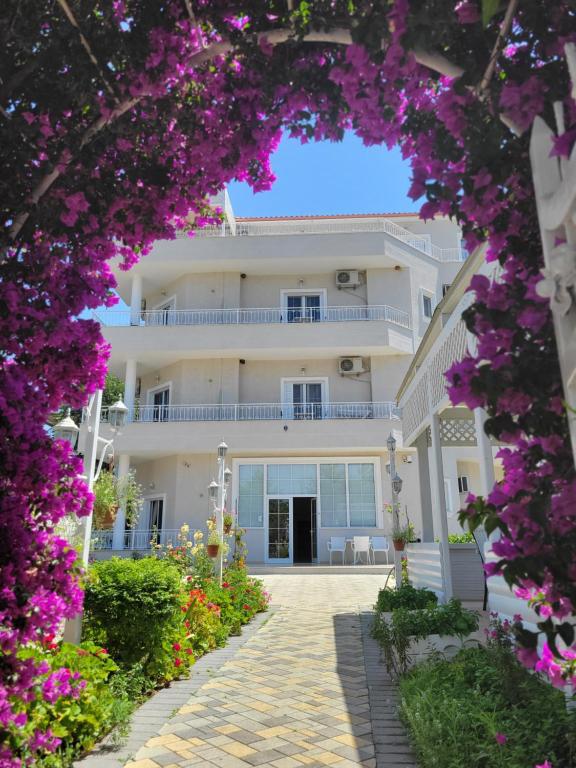 卡萨米尔Villa August Ksamil的紫色花卉建筑的景色