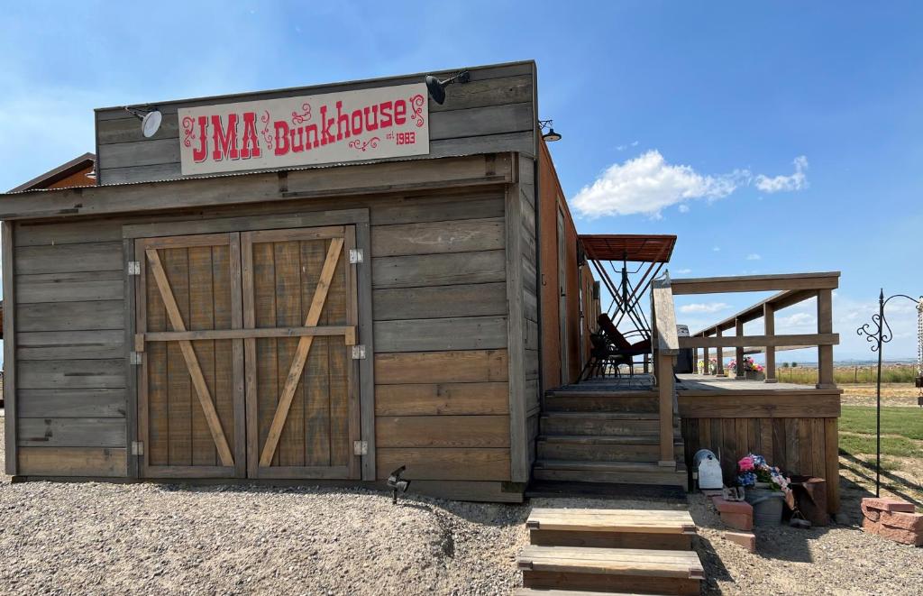 里弗顿JMA Bunkhouse的上面有标志的小建筑