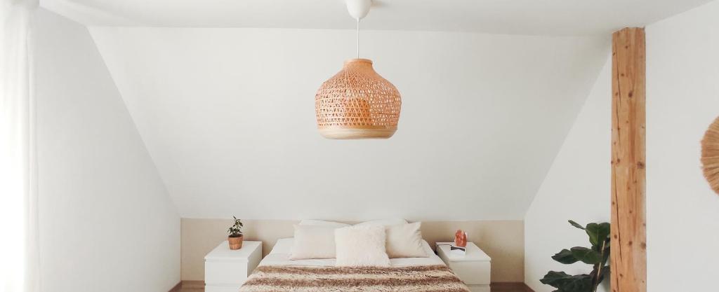 FegersheimCocoon Bed and Breakfast的卧室拥有白色的墙壁,配有一张带白色枕头的床。