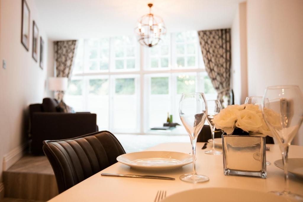 温莎Urban Living's - Windsor Castle Luxury Apartments的餐桌和酒杯