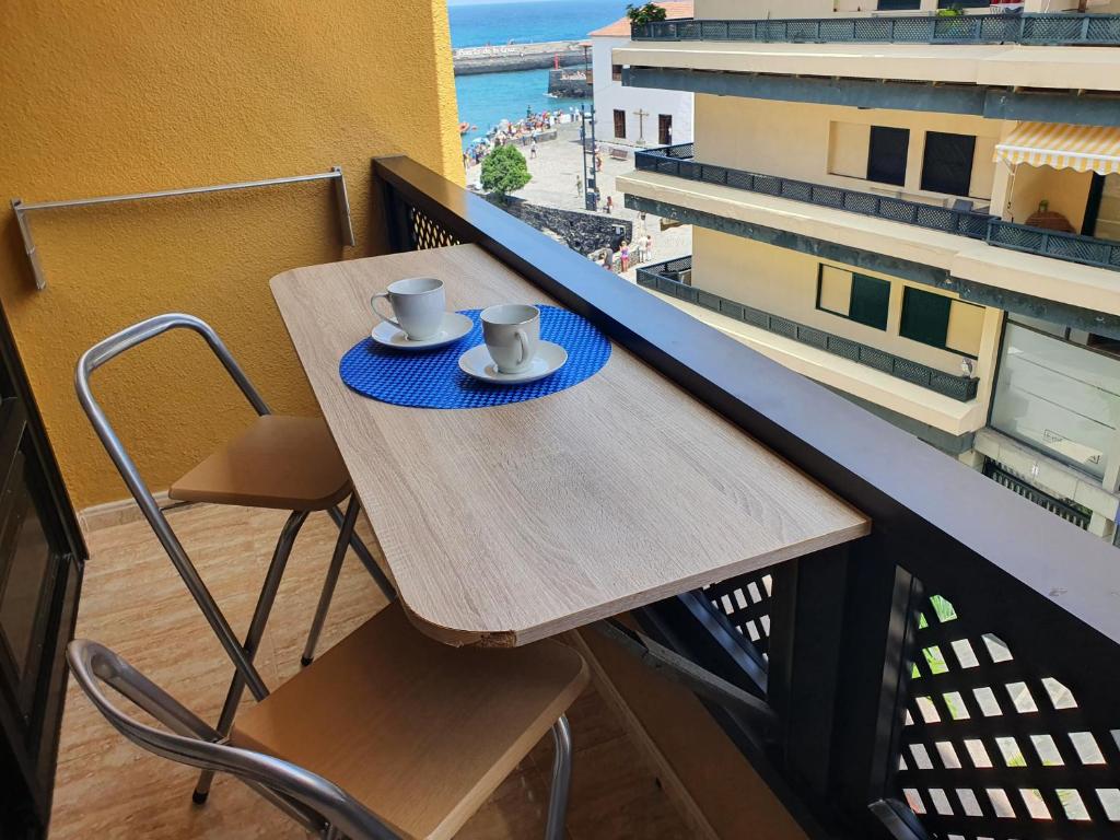拉克鲁斯Marina Beach的阳台上的桌子上放着两杯