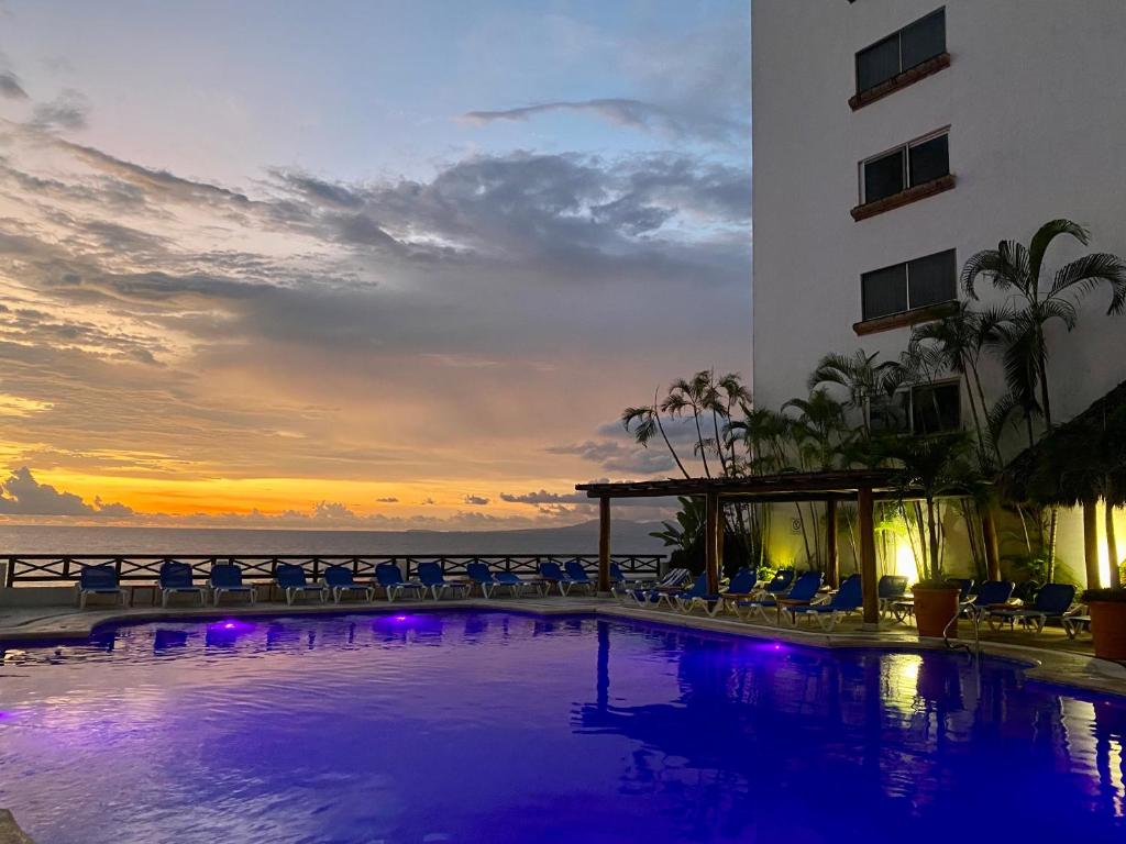 巴亚尔塔港科斯塔苏尔Spa及度假酒店的一座酒店游泳池,享有日落美景