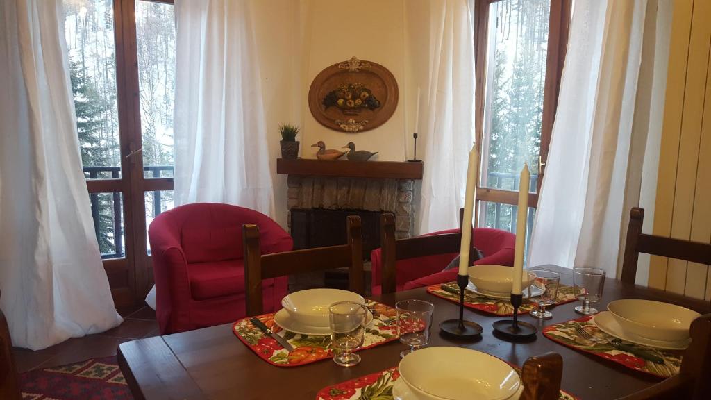 克拉维埃coeur de neige的一间带桌椅和壁炉的用餐室