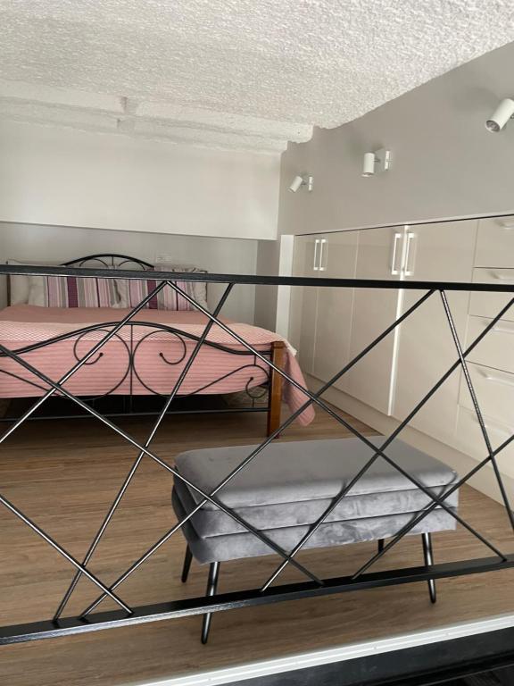 考纳斯Radio city loft的一间卧室配有两张双层床和椅子