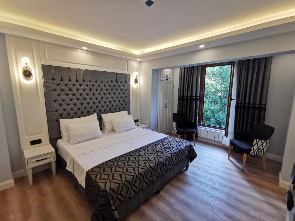 伊斯坦布尔Luxx Garden Hotel的一间卧室设有一张大床和一个大窗户