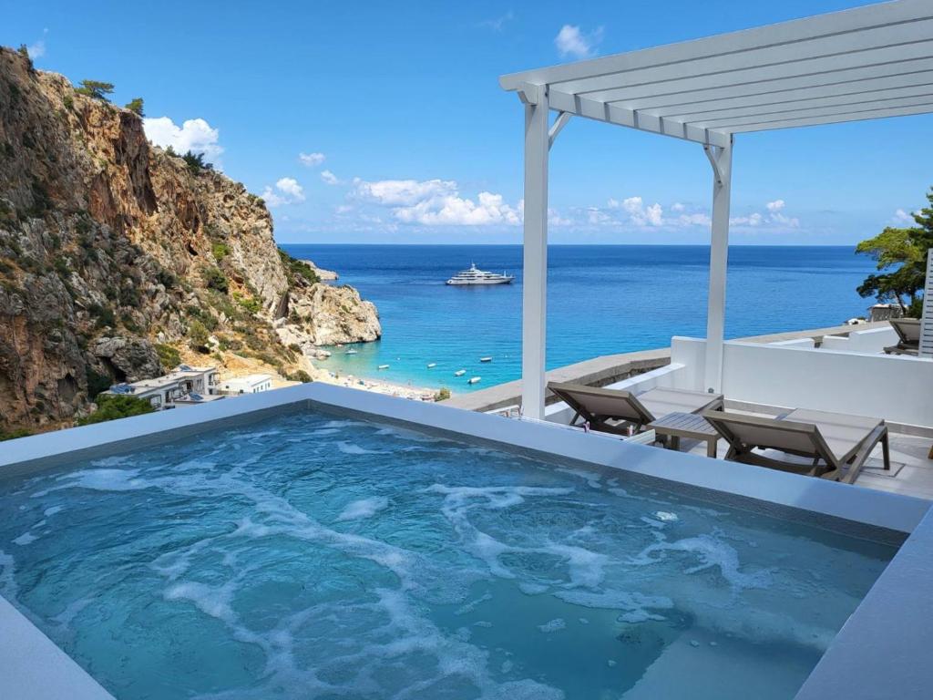 卡尔帕索斯Agnantema luxury suites的海景游泳池