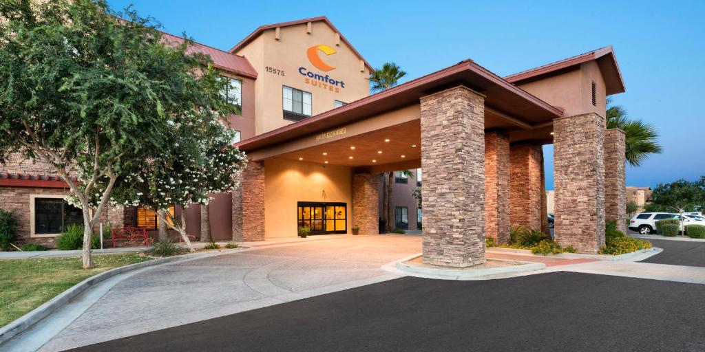 嘉年Comfort Suites Goodyear-West Phoenix的酒店前方的 ⁇ 染